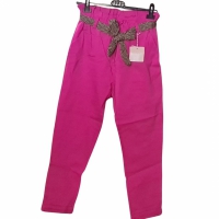 Elastische broek met een decoratieve riem