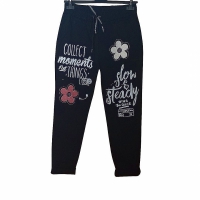 Broek met bloemen en inscripties