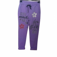 Broek met bloemen en inscripties