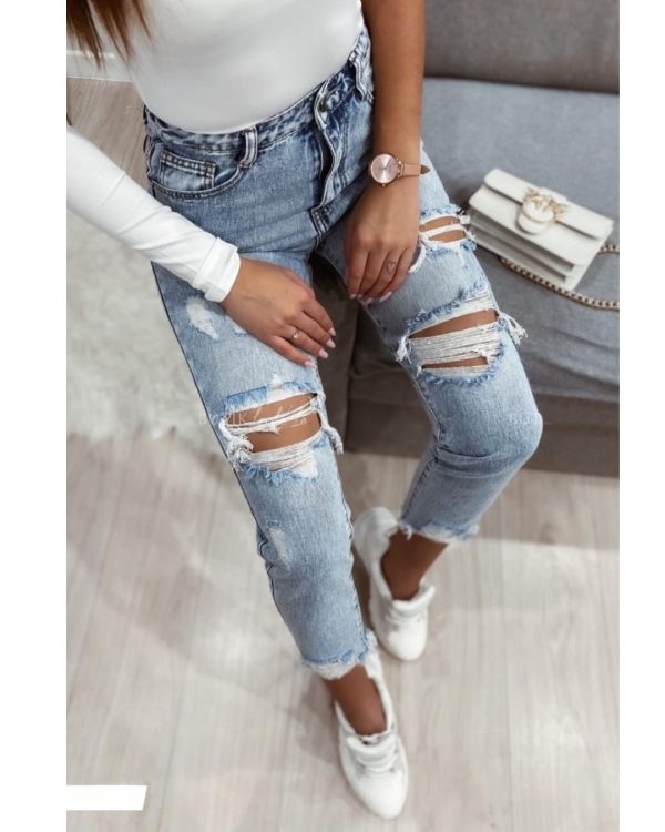 Mom jeans z przetarciami