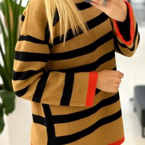 Sweter w paski z golfem – karmel/czerń z czerwonym akcentem (UNI)