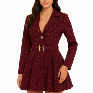 Bordowy kombinezon z paskiem i złotymi guzikami